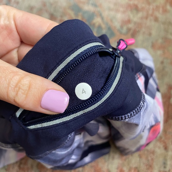 Lululemon women’s shorts size 4 great condition - Picture 6 of 6